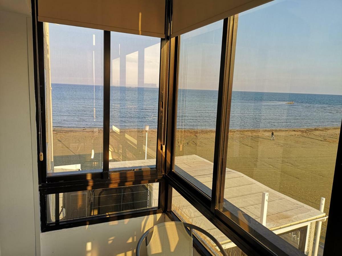 Bettys 1br seafront apt Lárnaca Exterior foto