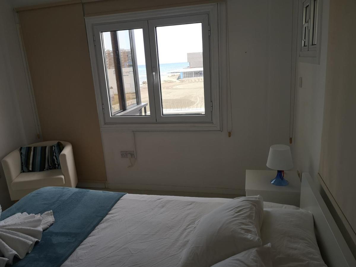 Bettys 1br seafront apt Lárnaca Exterior foto